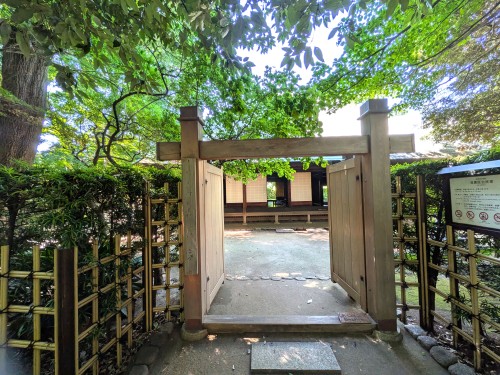東京都目黒 すずめのお宿緑地公園 ～竹林のざわめきと古民家に、目黒の昔が息づく静かな公園～