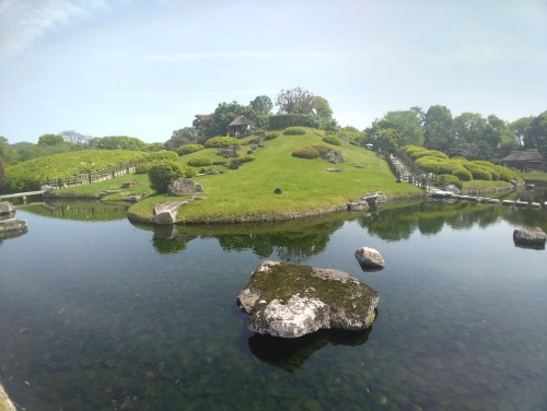 岡山市 岡山後楽園 ～芝生と水辺、岡山城を望む景色に心ほどける、日本三名園のひとつ～