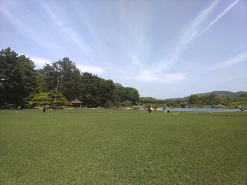 岡山市 岡山後楽園 ～芝生と水辺、岡山城を望む景色に心ほどける、日本三名園のひとつ～