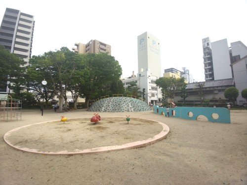 岡山市 東中山下公園 ～街なかのにぎわいを少し離れ、緑と遊具でほっとひと息つける東中山下公園～
