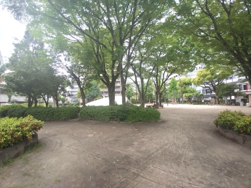 岡山市 東中山下公園 ～街なかのにぎわいを少し離れ、緑と遊具でほっとひと息つける東中山下公園～