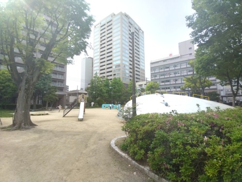 岡山市 東中山下公園 ～街なかのにぎわいを少し離れ、緑と遊具でほっとひと息つける東中山下公園～