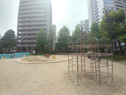 岡山市 東中山下公園 ～街なかのにぎわいを少し離れ、緑と遊具でほっとひと息つける東中山下公園～