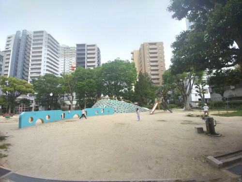 岡山市 東中山下公園 ～街なかのにぎわいを少し離れ、緑と遊具でほっとひと息つける東中山下公園～