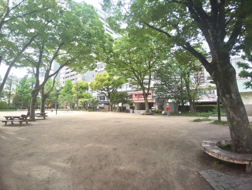 岡山市 東中山下公園 ～街なかのにぎわいを少し離れ、緑と遊具でほっとひと息つける東中山下公園～
