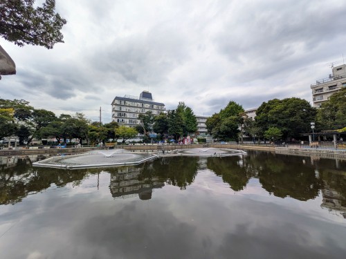 目黒区 清水池公園 ～目黒区の住宅街に広がる水辺の憩いの場。釣りや遊具、豊かな緑を楽しめる清水池公園～