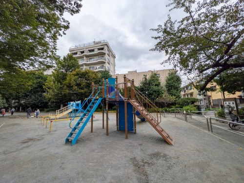目黒区 清水池公園 ～目黒区の住宅街に広がる水辺の憩いの場。釣りや遊具、豊かな緑を楽しめる清水池公園～