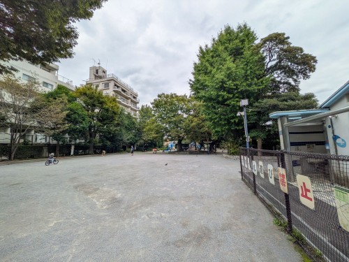 目黒区 清水池公園 ～目黒区の住宅街に広がる水辺の憩いの場。釣りや遊具、豊かな緑を楽しめる清水池公園～