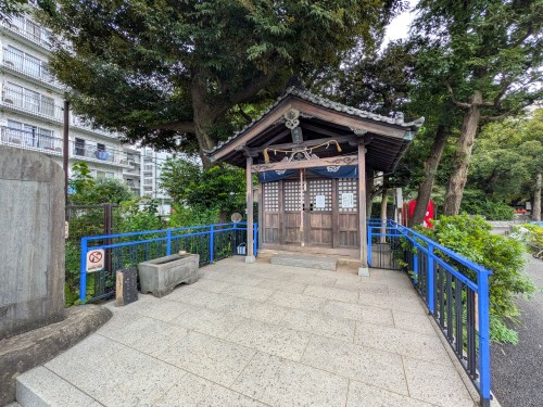 目黒区 清水池公園 ～目黒区の住宅街に広がる水辺の憩いの場。釣りや遊具、豊かな緑を楽しめる清水池公園～