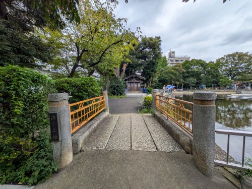 目黒区 清水池公園 ～目黒区の住宅街に広がる水辺の憩いの場。釣りや遊具、豊かな緑を楽しめる清水池公園～