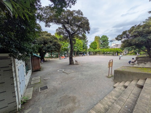 目黒区 不動公園 ～大きなすべり台と緑豊かな広場が魅力！親子でのびのび遊べる目黒不動尊近くの公園～