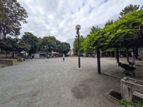 目黒区 不動公園 ～大きなすべり台と緑豊かな広場が魅力！親子でのびのび遊べる目黒不動尊近くの公園～