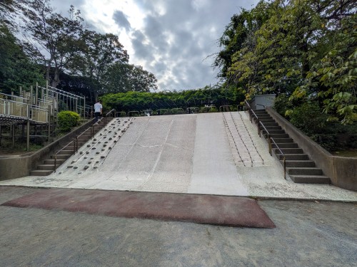 目黒区 不動公園 ～大きなすべり台と緑豊かな広場が魅力！親子でのびのび遊べる目黒不動尊近くの公園～