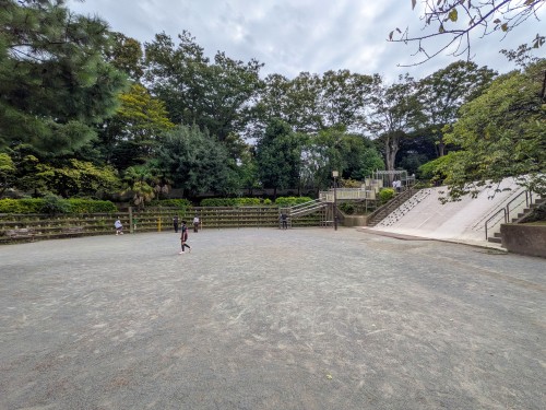 目黒区 不動公園 ～大きなすべり台と緑豊かな広場が魅力！親子でのびのび遊べる目黒不動尊近くの公園～