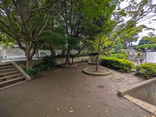 目黒区 不動公園 ～大きなすべり台と緑豊かな広場が魅力！親子でのびのび遊べる目黒不動尊近くの公園～