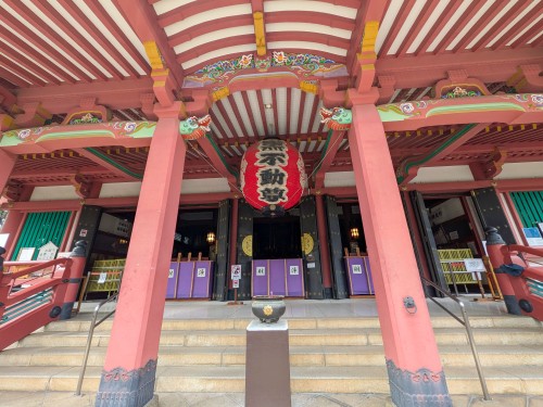 目黒区 目黒不動尊 瀧泉寺 ～朱色の本堂と豊かな緑が織りなす風景。江戸から続く信仰と歴史を感じる目黒不動尊～