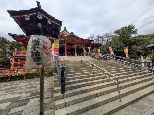 目黒区 目黒不動尊 瀧泉寺 ～朱色の本堂と豊かな緑が織りなす風景。江戸から続く信仰と歴史を感じる目黒不動尊～