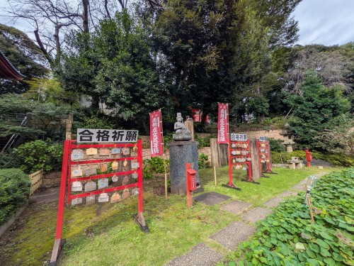 目黒区 目黒不動尊 瀧泉寺 ～朱色の本堂と豊かな緑が織りなす風景。江戸から続く信仰と歴史を感じる目黒不動尊～