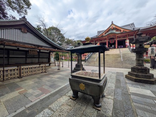 目黒区 目黒不動尊 瀧泉寺 ～朱色の本堂と豊かな緑が織りなす風景。江戸から続く信仰と歴史を感じる目黒不動尊～
