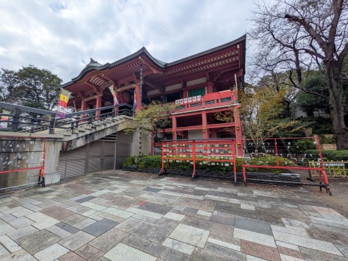 目黒区 目黒不動尊 瀧泉寺 ～朱色の本堂と豊かな緑が織りなす風景。江戸から続く信仰と歴史を感じる目黒不動尊～