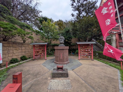 目黒区 目黒不動尊 瀧泉寺 ～朱色の本堂と豊かな緑が織りなす風景。江戸から続く信仰と歴史を感じる目黒不動尊～