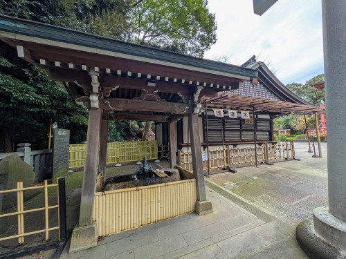 目黒区 目黒不動尊 瀧泉寺 ～朱色の本堂と豊かな緑が織りなす風景。江戸から続く信仰と歴史を感じる目黒不動尊～