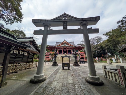 目黒区 目黒不動尊 瀧泉寺 ～朱色の本堂と豊かな緑が織りなす風景。江戸から続く信仰と歴史を感じる目黒不動尊～