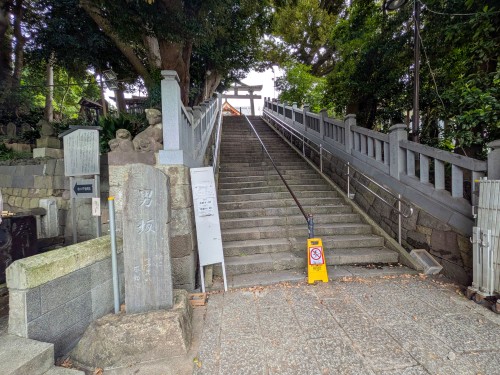 目黒区 目黒不動尊 瀧泉寺 ～朱色の本堂と豊かな緑が織りなす風景。江戸から続く信仰と歴史を感じる目黒不動尊～