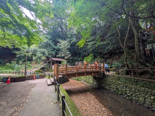 世田谷区 等々力渓谷公園 ～都会の喧騒を忘れる緑と水の癒やし空間。歴史と自然が息づく世田谷・等々力渓谷公園～
