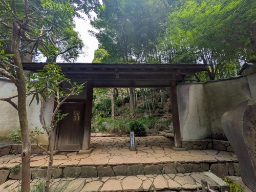 世田谷区 等々力渓谷公園 ～都会の喧騒を忘れる緑と水の癒やし空間。歴史と自然が息づく世田谷・等々力渓谷公園～