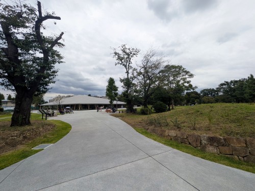 世田谷区 玉川野毛町公園 ～緑豊かな芝生広場と歴史ある古墳が魅力。自然の中でゆったり過ごせる憩いの公園～