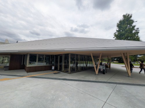 世田谷区 玉川野毛町公園 ～緑豊かな芝生広場と歴史ある古墳が魅力。自然の中でゆったり過ごせる憩いの公園～