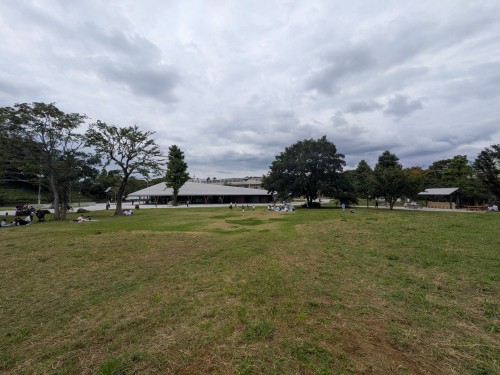 世田谷区 玉川野毛町公園 ～緑豊かな芝生広場と歴史ある古墳が魅力。自然の中でゆったり過ごせる憩いの公園～