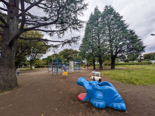 世田谷区 玉川野毛町公園 ～緑豊かな芝生広場と歴史ある古墳が魅力。自然の中でゆったり過ごせる憩いの公園～