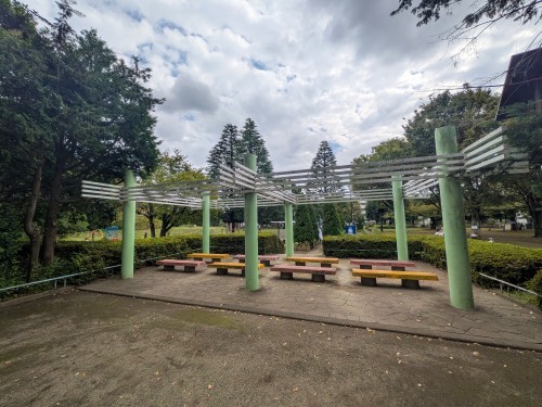 世田谷区 玉川野毛町公園 ～緑豊かな芝生広場と歴史ある古墳が魅力。自然の中でゆったり過ごせる憩いの公園～