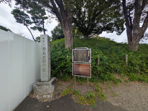 世田谷区 玉川野毛町公園 ～緑豊かな芝生広場と歴史ある古墳が魅力。自然の中でゆったり過ごせる憩いの公園～