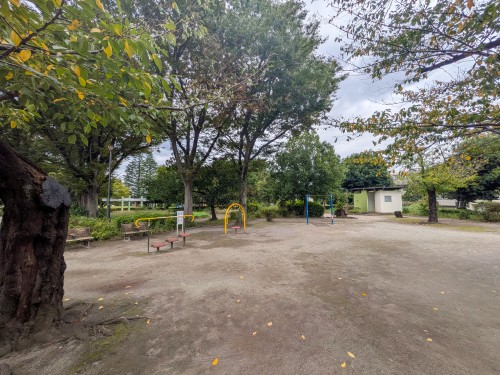 世田谷区 玉川野毛町公園 ～緑豊かな芝生広場と歴史ある古墳が魅力。自然の中でゆったり過ごせる憩いの公園～